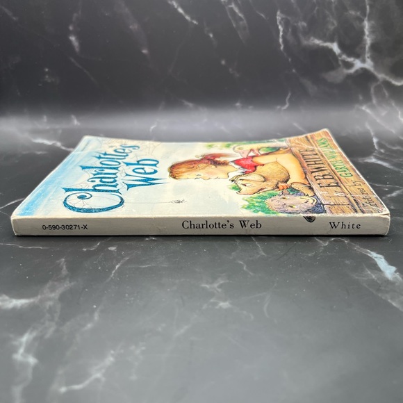 Charlotte's Web by E.B White paperback - Picture 3 of 6